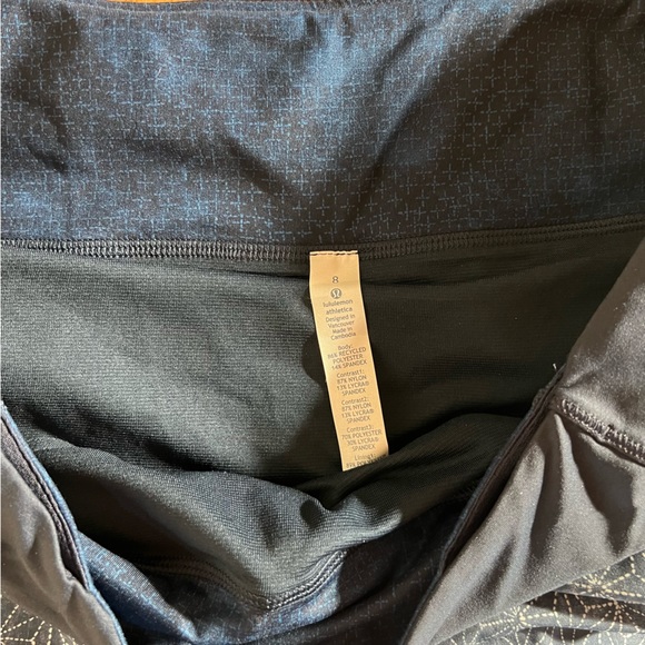 Lululemon running short size 8 - Picture 3 of 5